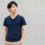 VネックTシャツの魅力とは？